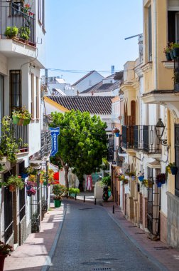 ESTEPONA, İspanya - 29 Temmuz 2023 'te İspanya' nın Estepona kentinde güneşli bir yaz gününde şehir merkezinde yürüyüş