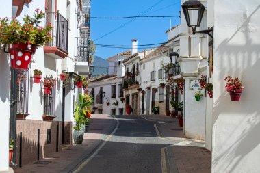 ESTEPONA, İspanya - 29 Temmuz 2023 'te İspanya' nın Estepona kentinde güneşli bir yaz gününde şehir merkezinde yürüyüş