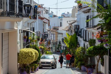 ESTEPONA, İspanya - 29 Temmuz 2023 'te İspanya' nın Estepona kentinde güneşli bir yaz gününde şehir merkezinde yürüyüş