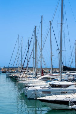 ESTEPONA, İspanya - 29 Temmuz 2023 'te İspanya' nın Estepona kentindeki yat ve tekneler