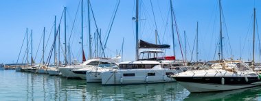 ESTEPONA, İspanya - 29 Temmuz 2023 'te İspanya' nın Estepona kentindeki yat ve tekneler