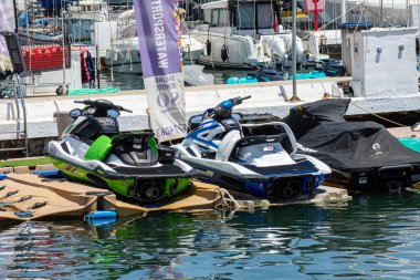 ESTEPONA, İspanya - 29 Temmuz 2023 'te İspanya' nın Estepona kentindeki yat ve tekneler