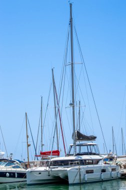 ESTEPONA, İspanya - 29 Temmuz 2023 'te İspanya' nın Estepona kentindeki yat ve tekneler