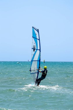 TORREMOLINOS, İspanya - 28 Mayıs 2023: Torremolinos, İspanya sahilindeki sörfçüler 28 Mayıs 2023