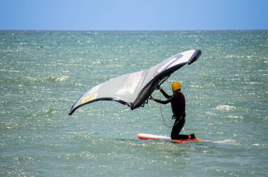 TORREMOLINOS, İspanya - 28 Mayıs 2023: Torremolinos, İspanya sahilindeki sörfçüler 28 Mayıs 2023