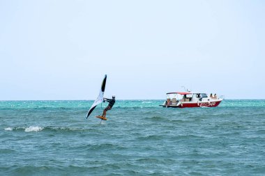 TORREMOLINOS, İspanya - 28 Mayıs 2023: Torremolinos, İspanya sahilindeki sörfçüler 28 Mayıs 2023