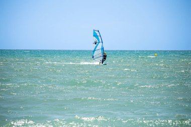 TORREMOLINOS, İspanya - 28 Mayıs 2023: Torremolinos, İspanya sahilindeki sörfçüler 28 Mayıs 2023