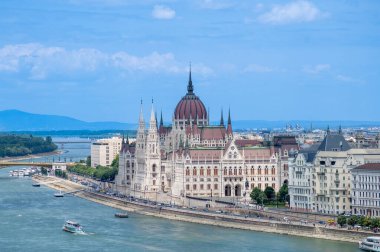 BUDAPEST, HUNGARY - 7 Temmuz 2023 Tuna Nehri 'nin doğu yakası, Macaristan parlamentosu 7 Temmuz 2023