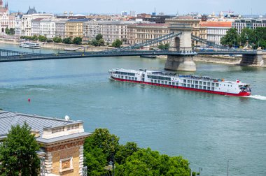 BUDAPEST, HUNGARY - 7 Temmuz 2023: Budapeşte, Macaristan 'da Tuna Nehri üzerindeki gemi