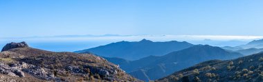 Torrecilla tepesine giden yürüyüş yolunun panoramik görüntüsü, Sierra de las Nieves Ulusal Parkı, Endülüs, İspanya