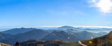 Torrecilla tepesine giden yürüyüş yolunun panoramik görüntüsü, Sierra de las Nieves Ulusal Parkı, Endülüs, İspanya