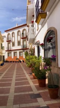 TORREMOLINOS, SPAIN - 24 Şubat 2024: Torremolinos, İspanya 'da rahat beyaz cadde