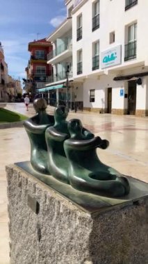 TORREMOLINOS, İspanya - 24 Şubat 2024 'te İspanya' nın Torremolinos kentindeki Chiriva heykeli
