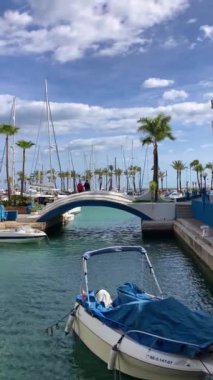 BENALMADENA, İspanya - 25 HAZİRAN 2024 Yaz sabahı Benalmadena, Malaga, İspanya 'da yat marinası