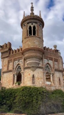 BANALMADENA, İspanya - 10 Şubat 2023 Castillo de Colomare, Christopher Columbus 'a adanmış bir masal kalesi gibi inşa edilmiş bir anıttır. Banalmadena, İspanya 10 Şubat 2023