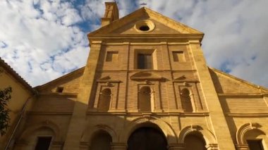 ANTEQUERA, İspanya - 17 Eylül 2023: Antequera, İspanya 'nın tarihi merkezinde yürüyüş 17 Eylül 2023