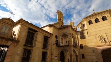 ANTEQUERA, İspanya - 17 Eylül 2023: Antequera, İspanya 'nın tarihi merkezinde yürüyüş 17 Eylül 2023