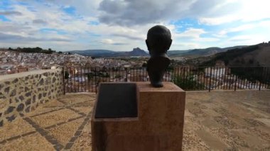 ANTEQUERA, İspanya - 17 Eylül 2023: Michael Hoskin heykeli 17 Eylül 2023 tarihinde İspanya 'nın Antequera kentindeki Alcazaba kalesinin önünde
