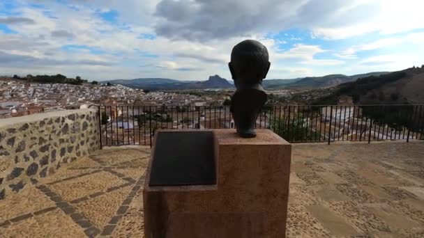 アンテクエラ スパイナ セプター 2023 マイケル ホスキン像は 2023 スペインのアルカサバ要塞の前に — ストック動画