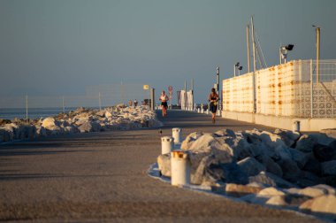 BANUS, İSPA - 16 Mart 2024: Banus, İspanya 'da Deniz Gezisi Yürüyüşü