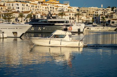 BANUS, İspanya - 16 Mart 2024: Banus, Marbella, İspanya 'da gün doğumunda yat marinası