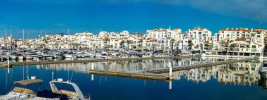 BANUS, İspanya - 16 Mart 2024: Banus, Marbella, İspanya 'da gün doğumunda yat marinası