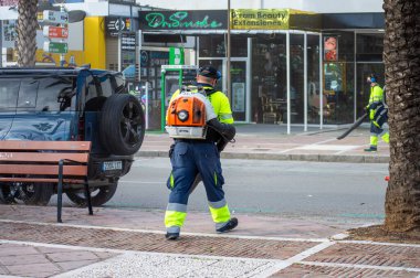 BANUS, İspanya - 16 Mart 2024: Banus, İspanya 'da sabah caddelerinde yürüyüş