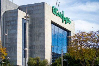 BANUS, İspanya - 16 Mart 2024: Banus, İspanya 'da sabah caddelerinde yürüyüş