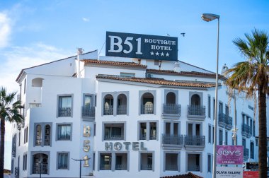 BANUS, İspanya - 16 Mart 2024: Banus, İspanya 'da sabah caddelerinde yürüyüş