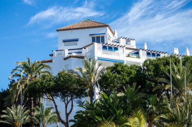 BANUS, İspanya - 16 Mart 2024: Banus, İspanya 'da sabah caddelerinde yürüyüş