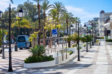 BANUS, İspanya - 16 Mart 2024: Banus, İspanya 'da sabah caddelerinde yürüyüş