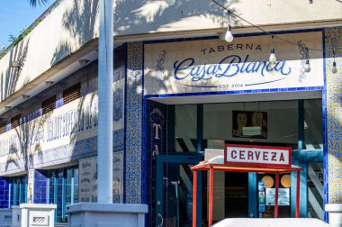 BANUS, İspanya - 16 Mart 2024: Banus, İspanya 'da sabah caddelerinde yürüyüş