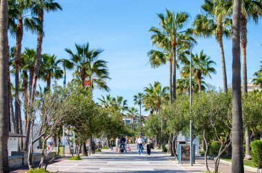 BANUS, İSPA - 16 Mart 2024: Banus, İspanya 'da Deniz Gezisi Yürüyüşü