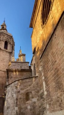 VALENCIA, İspanya - 2 Şubat 2024: Valencia Katedrali Valencia de la Virgen Town Square, İspanya 2 Şubat 2024