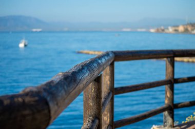 Sabah, kayaların üzerinde ve İspanya 'nın Rincon de la Victoria kentindeki 