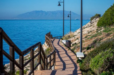 Sabah, kayaların üzerinde ve İspanya 'nın Rincon de la Victoria kentindeki 