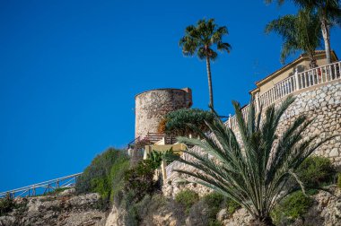 RINCON DE LA VICTORIA, İspanya - 21 Şubat 2024: Kayaların üzerinde ve 21 Şubat 2024 tarihinde İspanya 'nın Rincon de la Victoria kentindeki 