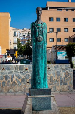 RINCON DE LA VICTORIA, İspanya - 21 Şubat 2024: Kayaların üzerinde ve 21 Şubat 2024 tarihinde İspanya 'nın Rincon de la Victoria kentindeki 