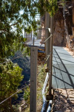 Alman nehri üzerinden Colgante Köprüsü 'ne (Puente Colgante El Saltillo) yürüyüş yolu, Sierra Tejeda, İspanya