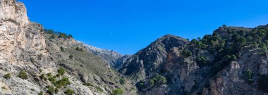 Alman nehri üzerinden Colgante Köprüsü 'ne (Puente Colgante El Saltillo) yürüyüş yolu, Sierra Tejeda, İspanya