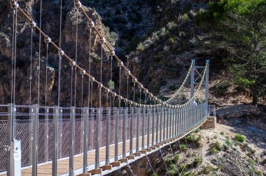 Alman nehri üzerinden Colgante Köprüsü 'ne (Puente Colgante El Saltillo) yürüyüş yolu, Sierra Tejeda, İspanya