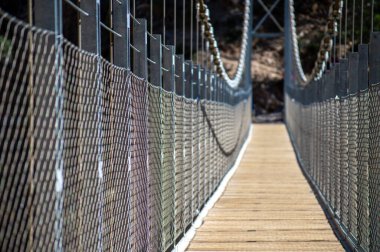 Alman nehri üzerinden Colgante Köprüsü 'ne (Puente Colgante El Saltillo) yürüyüş yolu, Sierra Tejeda, İspanya