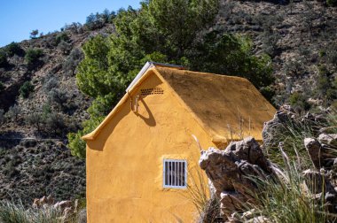 Alman nehri üzerinden Colgante Köprüsü 'ne (Puente Colgante El Saltillo) yürüyüş yolu, Sierra Tejeda, İspanya