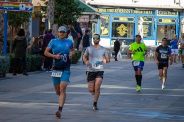 TORREMOLINOS, SPAIN - 4 Şubat 2024: Torremolinos, İspanya 'da Maraton de Torremolinos' un yarısında koşucular