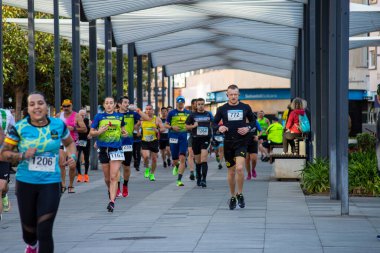 TORREMOLINOS, SPAIN - 4 Şubat 2024: Torremolinos, İspanya 'da Maraton de Torremolinos' un yarısında koşucular