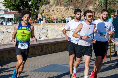 TORREMOLINOS, SPAIN - 4 Şubat 2024: Torremolinos, İspanya 'da Maraton de Torremolinos' un yarısında koşucular