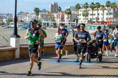 TORREMOLINOS, SPAIN - 4 Şubat 2024: Torremolinos, İspanya 'da Maraton de Torremolinos' un yarısında koşucular