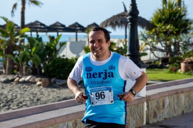 TORREMOLINOS, SPAIN - 4 Şubat 2024: Torremolinos, İspanya 'da Maraton de Torremolinos' un yarısında koşucular