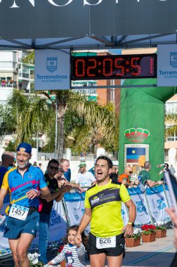 TORREMOLINOS, SPAIN - 4 Şubat 2024: Torremolinos, İspanya 'da Maraton de Torremolinos' un yarısında koşucular