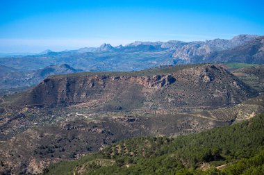 Maroma Tepesi, Sierra Tejeda, İspanya 'ya yürüyüş parkurunun panoramik görüntüsü 